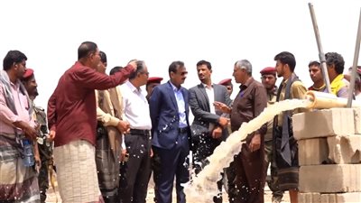 محافظ شبوة يتفقد مشروع مياه الشبكة الجديد في مدينة عتق 