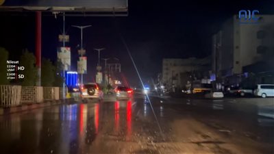 في ليلة مطيرة.. لقطات حصرية لمدينة عتق عاصمة شبوة وهي تتلألأ تحت زخات المطر 