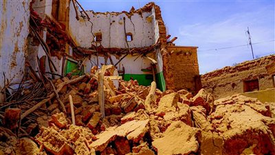 المحافظ بن الوزير يتفقد المنزل المنهار في عتق ويوجّه بمساعدة ذويه