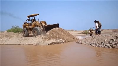 إعادة فتح طريق جسر وادي بنا بأبين بعد انقطاعه بسبب الأمطار