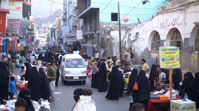 عدن.. جهود للسلطات في تخفيف تداعيات التضخم الاقتصادي والغلاء المعيشي 