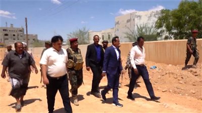 محافظ شبوة يدشن التوسعة الجديدة في شارع الشهيد اللواء سالم قطن بمدينة عتق