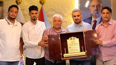 رئيس قطاع الإذاعة والتلفزيون يتسلّم درعا تكريميا من انتقالي عدن واتحاد كرة القدم