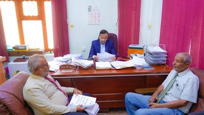 بن الوزير يلتقي بعدد من رؤساء الشعب بمكتب التربية ويتسلم نسخًا من الأدلة التدريبية 