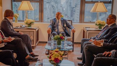 الرئيس القائد عيدروس الزُبيدي يثمن التدخلات الإنسانية للصليب الأحمر