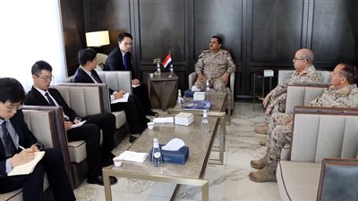 وزير الدفاع يناقش مع السفارة الصينية والملحق العسكري الياباني مستجدات الأوضاع 
