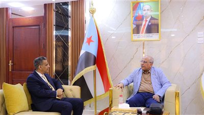 الكثيري يطّلع على سير العمل في وزارة الإدارة المحلية