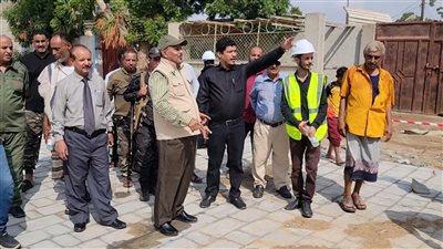 مدير عام البريقة يدشن مشروع الرصف الحجري بمنطقة الوحدة السكنية