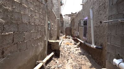 حارة الرباط في لحج تواجه خطر الأمطار وسكانها يناشدون السلطات بالرصف 