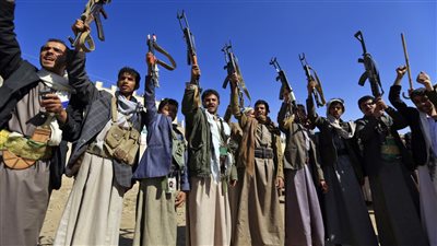 مليشيا الحوثي بين كماشة تخلي إيران والضربات الأميركية والإسرائيلية 