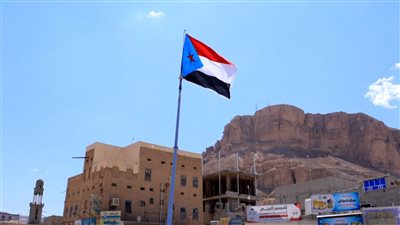 شباب الغضب في سيئون يجددون رفع أعلام الجنوب احتفالاً بذكرى ثورة أكتوبر