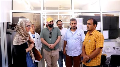 مسؤول في الصليب الأحمر يطلع على خزان مياه باب عدن 