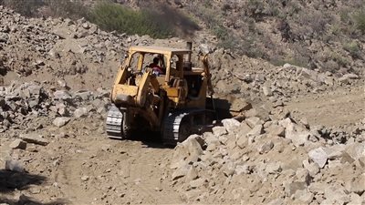 مشروع شق طريق بخال كحلان يقترب من إنهاء مرحلته الأولى في الضالع 