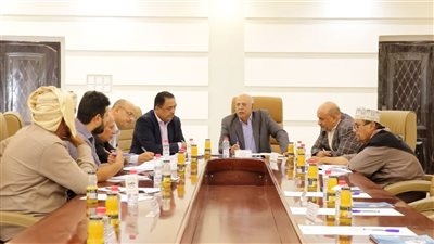 اجتماع لبحث معالجة نشاط نقل البضائع بالشاحنات في العاصمة عدن