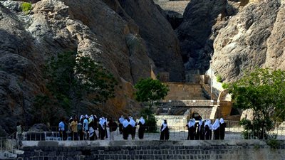دائرة التعليم تنفذ مبادرة تطوعية لتنظيف المعالم الأثرية بالعاصمة عدن 