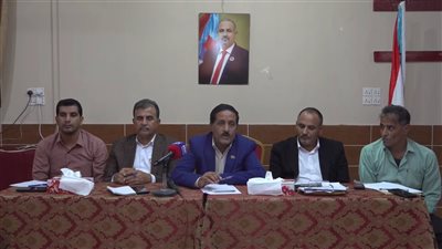 الشقي يبحث تحديات الهيكلة وآليات تحسين الأداء الإداري والخدمي بمحافظة أبين (تقرير)