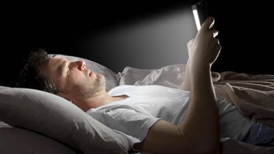 هل استخدام الشاشات قبل النوم يضر بصحة القلب؟