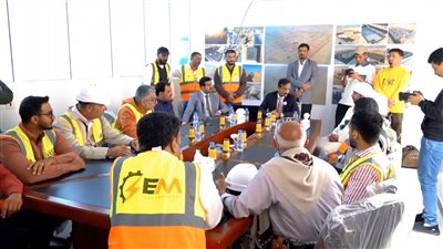 محافظ شبوة يتفقد مشروع الطاقة الشمسية ويشيد بالدعم الإماراتي