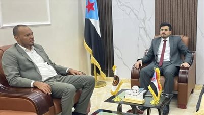 بن عفرار يناقش مع رئيس وحدة الإعلام الحديث تطوير الإعلام في المهرة