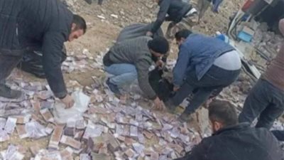 ملايين الليرات السورية تتناثر على طريق حمص تابعة للبنك المركزي