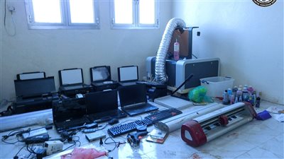 بعملية نوعية.. مكافحة الإرهاب بلحج يطيح بأخطر شبكة لتزوير الهويات والتصاريح العسكرية