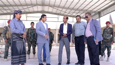 محافظ شبوة يتفقد سير العمل في مشروع روضة الأطفال الجديدة بعتق