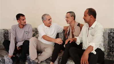 المحامي يحيى الشعيبي يزور المناضل عباس العسل للاطمئنان على صحته