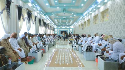 صور.. محافظ المهرة يترأس اجتماعًا موسعًا للوجهاء والمشايخ ويؤكد المضي في بسط الأمن وسيادة القانون