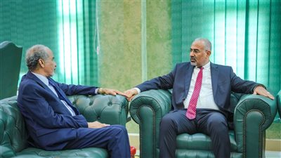 الرئيس الزُبيدي يُناقش مع الفريق الصبيحي تطورات الأوضاع العسكرية والأمنية في المحافظات المحررة