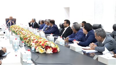 الرئيس الزُبيدي يوجه بالإعداد لمؤتمر اقتصادي وآخر للمانحين لدعم التنمية في الجنوب