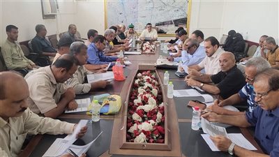 مدير عام المنصورة بعدن يناقش إنجازات مكتب المالية