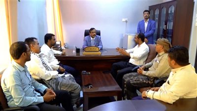 محافظ شبوة يتفقد مشروع الطاقة الشمسية ويشدد على سرعة الإنجاز