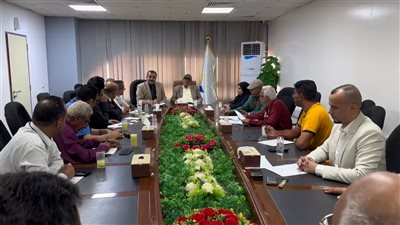 رئيس هيئة الطيران المدني يعقد اجتماعاً أمنياً بمطار عدن لتعزيز الجاهزية