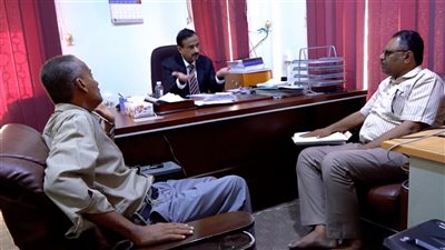 محافظ شبوة يناقش إجراءات تعزيز الموارد المالية وضمان توريدها للبنك المركزي