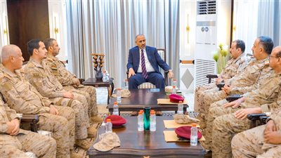 الرئيس الزُبيدي يترأس اجتماعًا لرئاسة هيئة الأركان العامة وعدد من هيئات ودوائر وزارة الدفاع