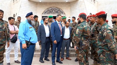 محافظ العاصمة عدن يتفقد ميناء الحاويات ويوجّه بالحفاظ عليه كمرفق سيادي واستراتيجي