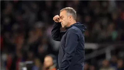 إيقاف مدرب برشلونة هانز فليك ومساعده مباراة في دوري أبطال أوروبا   