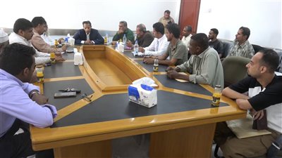 محافظ أبين يشدد على التفاعل الإيجابي مع تحسن سعر العملة وتثبيت الأسعار