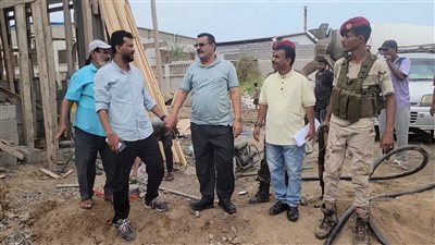 مدير عام المنصورة يتفقد أعمال المرحلة الثانية لمشروع بناء صالة نادي أهلي عدن