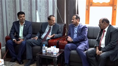 فريق التوجيه والرقابة الرئاسي يبحث مع محافظ شبوة آفاق التعاون لتعزيز التنمية والاستقرار