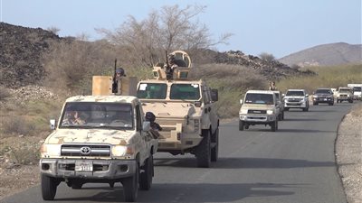 القوات المسلحة الجنوبية تدفع بتعزيزات عسكرية كبيرة إلى جبهة ثرة بأبين لتعزيز المواقع الدفاعية 