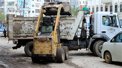 السلطة المحلية بعدن تواصل جهود إزالة تأثيرات المنخفض الجوي 