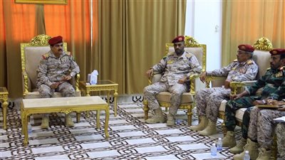 وزير الدفاع يشيد بجهود قوات محور الغيضة في تأمين البوابة الشرقية