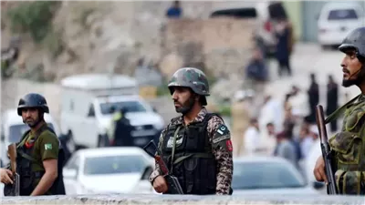 مقتل ثلاثة أشخاص جراء تفجير استهدف سيارة للشرطة شمال غربي باكستان