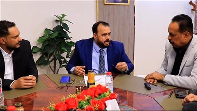 وزارة الأشغال العامة توقع عقوداً لمشاريع طارئة وصيانة طرق استراتيجية في عدن وأبين