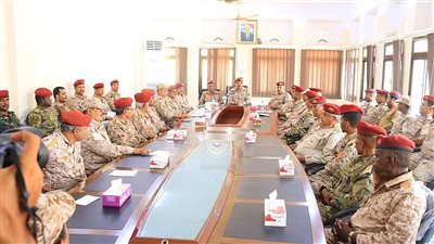 وزير الدفاع يعقد اجتماعاً موسعاً بقيادة المنطقة الثانية ويفتتح معهد تأهيل القادة