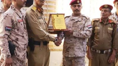 تكريم قائد اللواء الثاني حزم تقديرا لجهوده الإنسانية أثناء كارثة السيول بلحج 