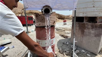 الهلال الإماراتي يدشن مشروع حفر بئر مياه في مديرية غيل باوزير بحضرموت
