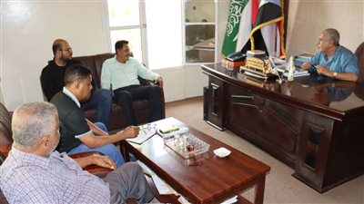 فريق التوجيه والرقابة الرئاسي يلتقي مدير مكتب الإعلام بساحل حضرموت