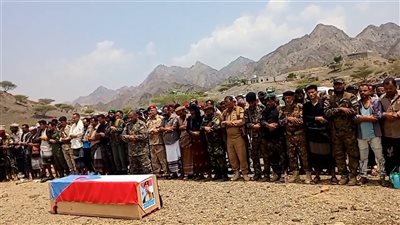 تشييع جثمان الشهيد سالم عاطف في موكب جنائزي مهيب بيافع 